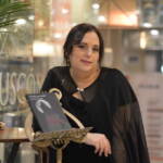 La autora, Raquel Markus - Finckler, junto a su obra "Escribir para existir" disponible en la Librería El Buscón.