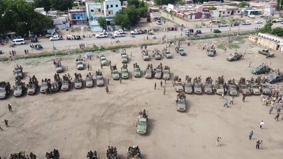 Fuerzas conjuntas (RSF, SAF, cuerpos policiales) llegando a Al-Damazin, estado del Nilo Azul, con el propósito de restablecer el orden.