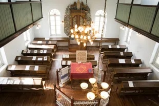 En Moisés Ville la sinagoga Brener tiene un precioso tabernáculo tallado a cuchillo y una lámpara araña –con pequeñas imágenes de la comedia y el drama– que fue comprada en un remate de Teatro Colón.