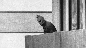 Hombre enmascarado en el balcón de la villa olímpica en Munich 1972