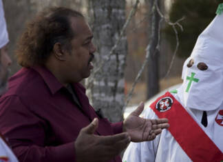 Daryl Davis y mienbros KKK