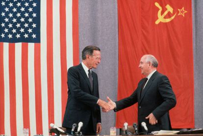 El presidente de EE UU George W. Bush, y su homólogo soviético Mijaíl Gorbachov ofrecen una rueda de prensa tras un encuentro bilateral de dos días, sobre el desarme, el 31 de julio de 1991 en Moscú.
