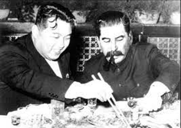Kim Il Sung cenando con Stalin (Fuente: Enemyinthemirror.com)