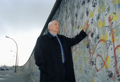 El Premio Nobel de la Paz, Mijaíl Gorbachov, junto al muro de Berlín en mayo de 1998.