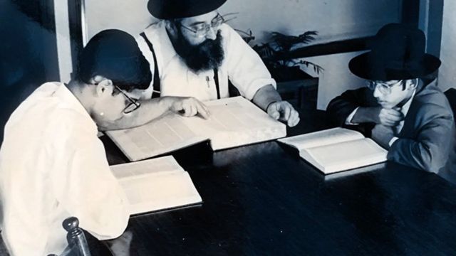 Manny cuando era un niño (izquierda) estudiando religión en su hogar.
