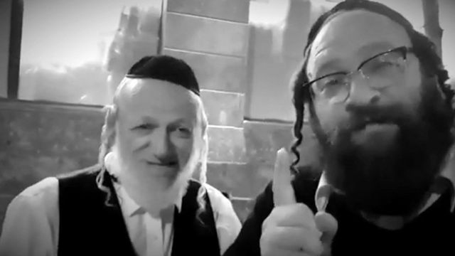El rabino Aharon Boymel con Yehuda Meshi Zahav.