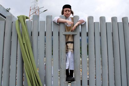 Un niño de Lev Tahor se asoma por una valla, en un albergue de Chiapas (México), el pasado 28 de septiembre.