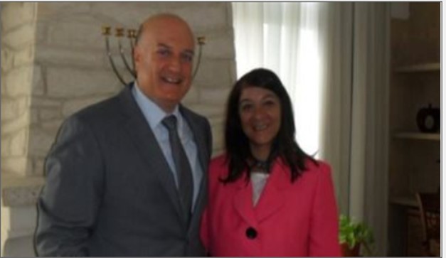 El ex-embajador de Israel en Egipto, David Govrin junto a Mona Prince en 2018 (Fuente: Al-Yawm Al-Sabi', Egipto, 4 de diciembre, 2018)