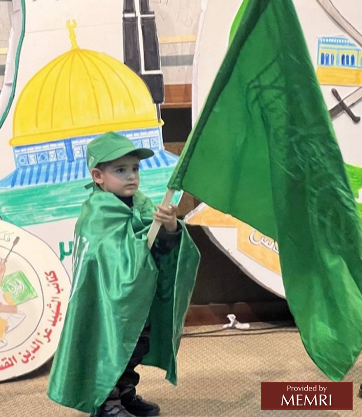 Niño sosteniendo la bandera de Hamás en el evento presentado por la Universidad Al-Quds (imagen: T.me/kotlaalquds, 11 de diciembre, 2022)