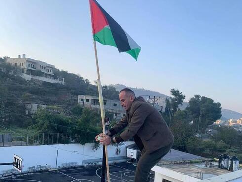 Los palestinos repusieron luego del incidente la bandera palestina. 