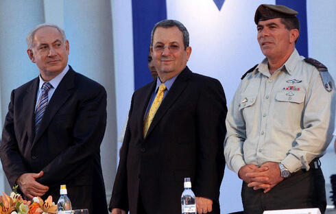 Netanyahu, el entonces ministro de Defensa Ehud Barak y el entonces jefe del Estado Mayor de las FDI Gabi Ashkenazi.