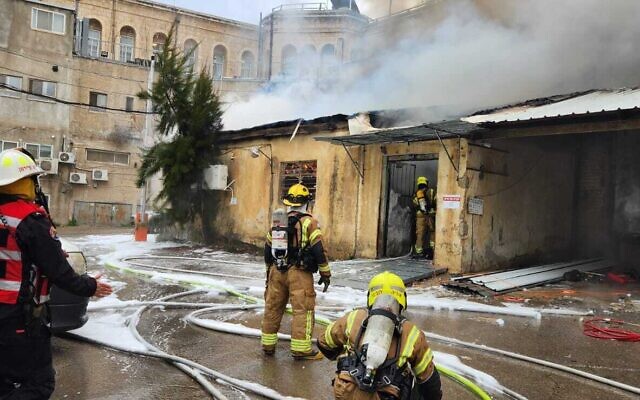Los bomberos trabajan para extinguir un incendio que estalló en una fábrica al lado del hospital Bikur Holim en Jerusalén el 15 de febrero de 2023 (Servicios de Bomberos)