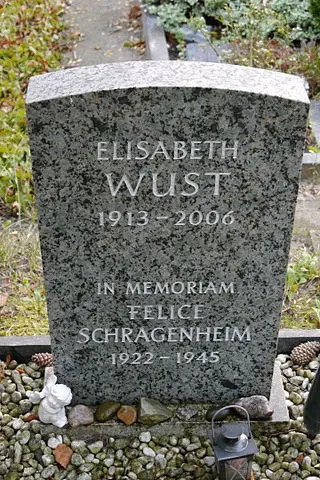 L&#xe1;pida en la tumba de Elisabeth Wust con una inscripci&#xf3;n en recuerdo a su amada Felice Schragenheim (imagen v&#xed;a Wikimedia commons)