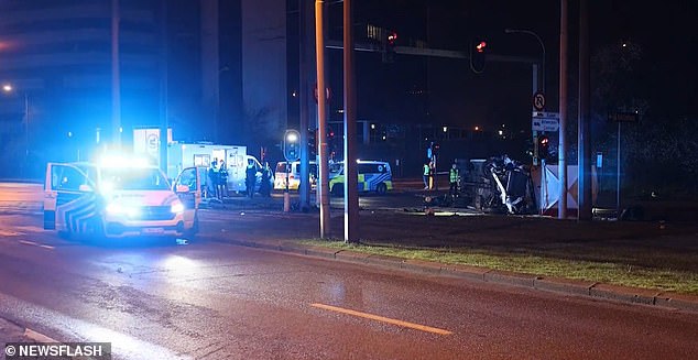 Policía y ambulancia en la escena del accidente en Amberes, Bélgica, el domingo por la noche.