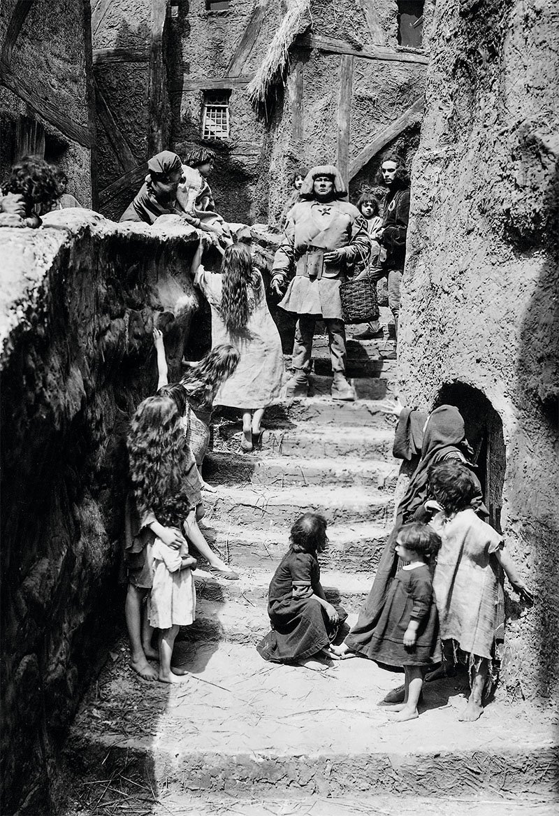 Fotograma de la pelicula El Golem, de 1920.