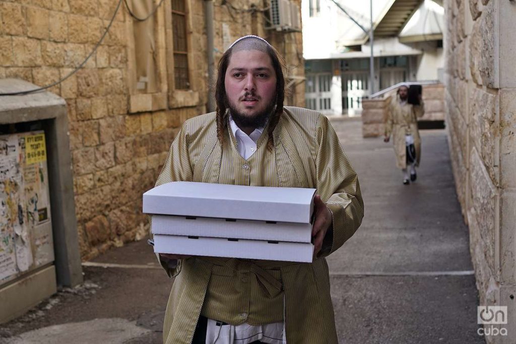 : Un judío ultraortodoxo compra “matzá” para cenar con su familia en el primer día del Pésaj. Foto: Alejandro Ernesto.