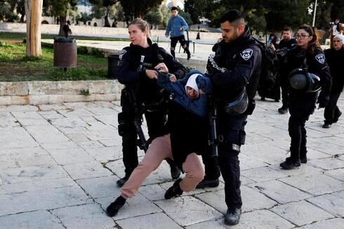 Una mujer palestina detenida por la policía durante unos enfrentamientos en Jerusalem la semana pasada.