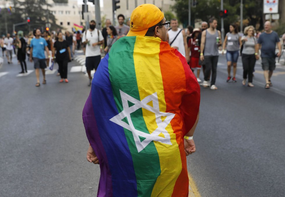 Un participante de la Marcha del Orgullo LGTB en Jerusalén (Israel).