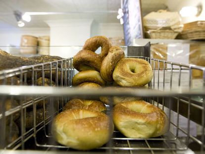 En el mítico Murray’s Bagels de Nueva York hacen los 'bagels' a la antigua, enroscados a mano y dejados para fermentar lentamente.