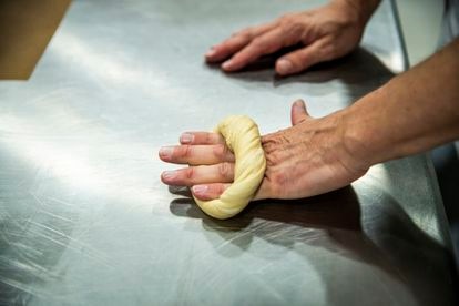 La forma redondeada que caracteriza a los bagels se hace a mano. 
