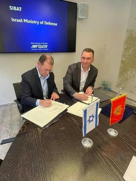 Asesores de seguridad de Israel y Montenegro firman el acuerdo.