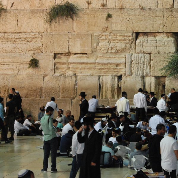 Miles de personas rezan en el Muro Occidental al finalizar el ayuno de Tishá Beav, el día más triste del calendario hebreo