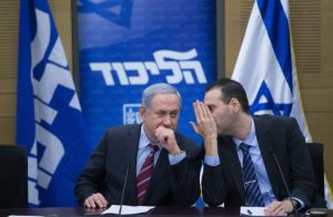 El primer ministro Netanyahu junto al actual ministro de Deportes y Cultura Miki Zohar durante una reunión del partido Likud en el parlamento israelí el 25 de enero de 2016 (Crédito de la foto: YONATAN SINDEL/FLASH90)