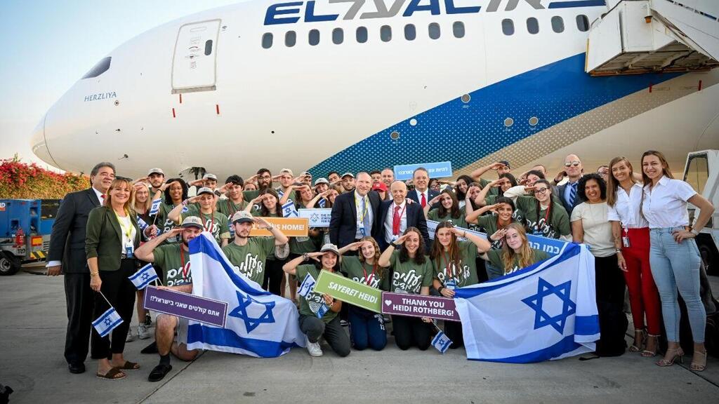 More than 200 new immigrants from the United States and Canada land in Israel