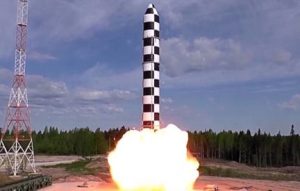 Comandante ruso Karakaev sobre el sistema de misiles estratégicos ruso RS-28 Sarmat recientemente puesto en combate: ‘Si es necesario, se puede trazar una trayectoria a través del Polo Sur, que en principio hoy no está protegido’