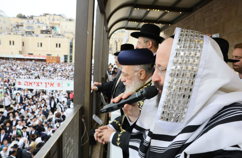 El rabino principal sefardí es visto mientras las masas rezan en el Muro Occidental durante Hol Hamoed Sucot, el 2 de octubre de 2023 (crédito: FUNDACIÓN DEL PATRIMONIO DEL MURO OCCIDENTAL).