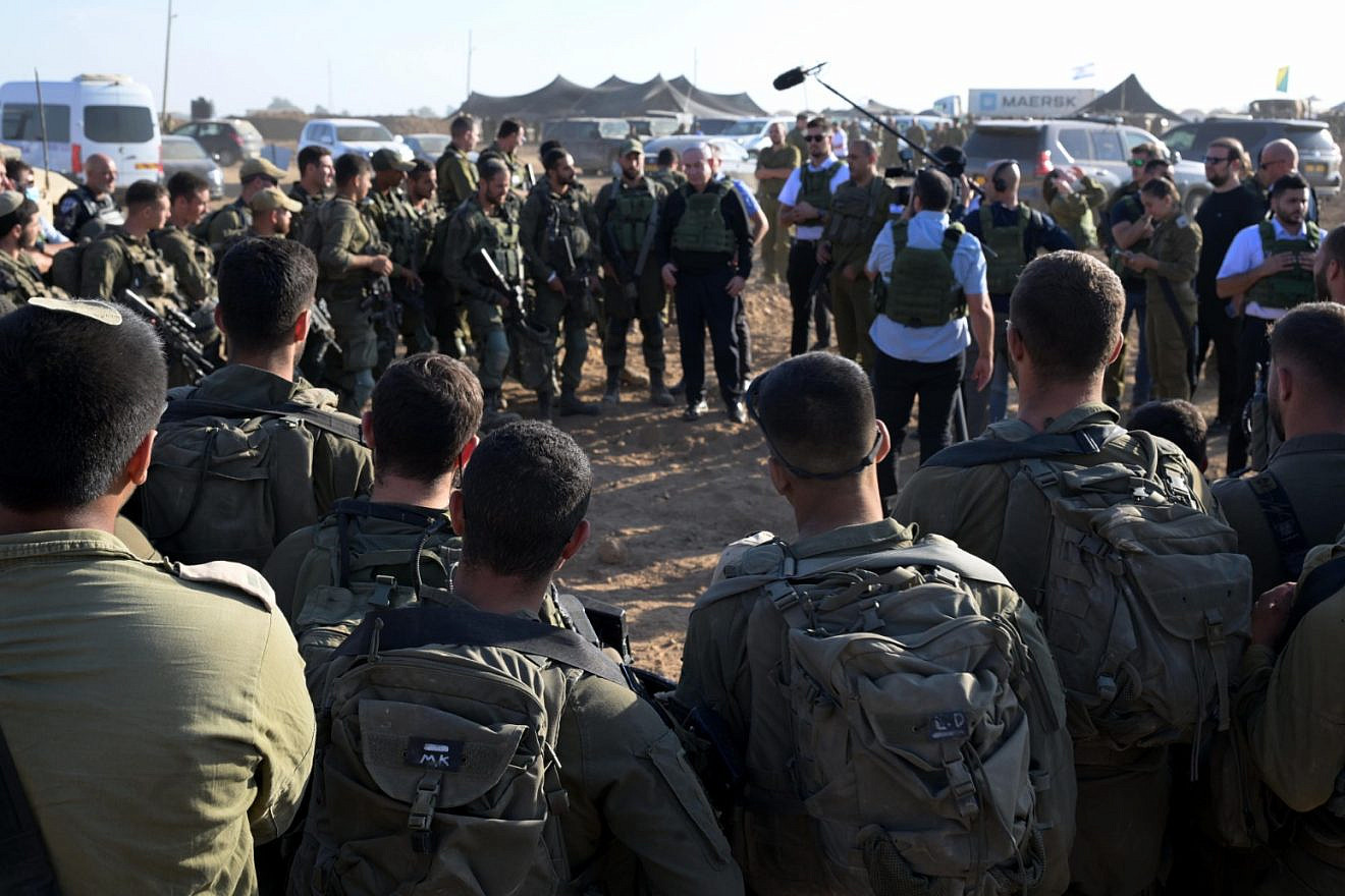 El primer ministro israelí, Benjamin Netanyahu, visita a soldados de las FDI en el frente de Gaza el 19 de octubre de 2023. Foto de Avi Ohayon/GPO.