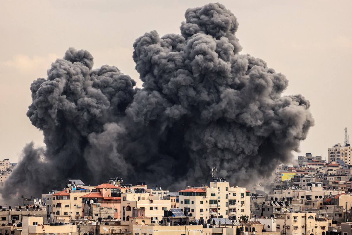 Humo negro en la Franja de Gaza durante bombardeos de Israel hoy 9 de octubre de 2023