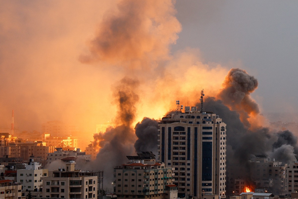 Humo y llamas en una zona de la Franja de Gaza por los ataques de Israel