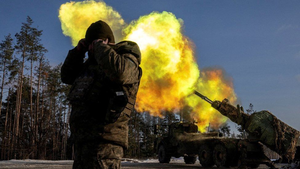 Un soldado ucraniano reacciona cuando un obús dispara contra posiciones rusas en el este de Ucrania.  Foto: diciembre de 2023