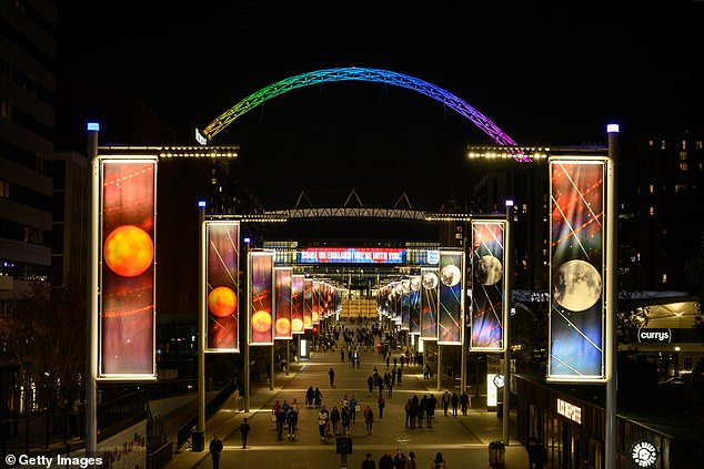 En el pasado, el arco de Wembley también se iluminó con los colores del arcoíris para apoyar los derechos LGBTQ+ (en la foto)