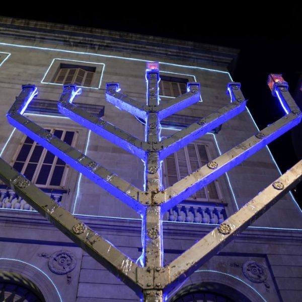 La comunidad judía de Barcelona celebra la Janucá encendiendo velas de un gran candelabro