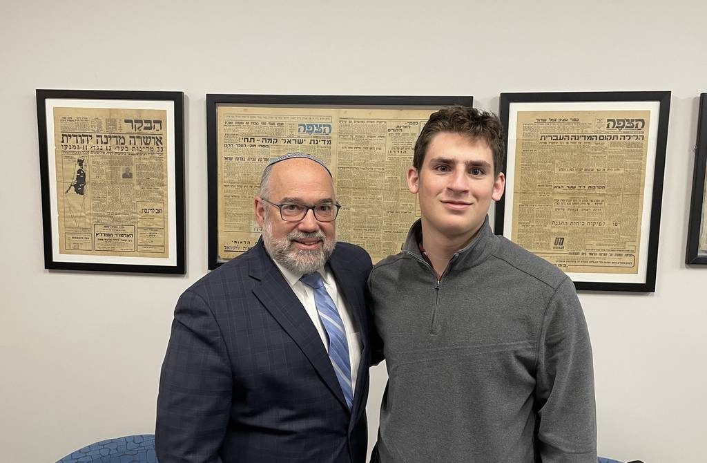El rabino Leonard Matanky, decano de la Academia Judía Ida Crown en Skokie, a la izquierda, posa con el estudiante Joseph Rothner, quien viajará a Israel para trabajar como voluntario en el sector agrícola.