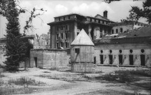 "Führerbunker" im Garten der im II. Weltkrieg zerstörten Reichskanzle