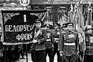 Unidades del 1.º Frente Bielorruso durante el desfile de la victoria de Moscú de 1945