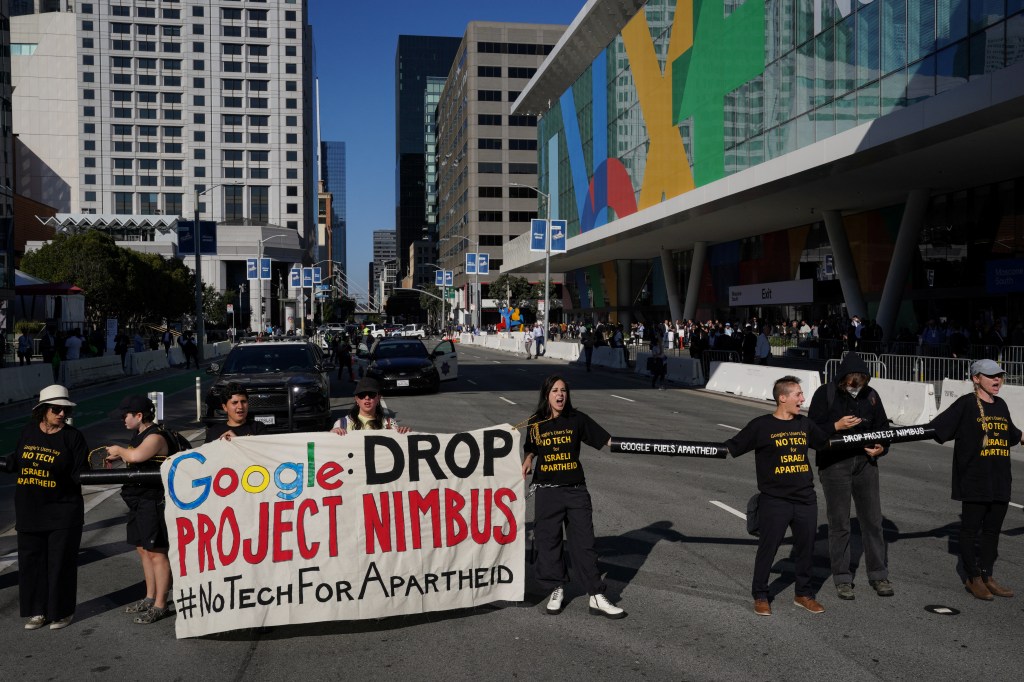 Una protesta de los trabajadores en la sede de Google en San Francisco fue solo uno de los muchos ejemplos de alto perfil de conflicto entre oficinas en el gigante tecnológico a raíz del ataque de Hamas a Israel el pasado 7 de octubre.
