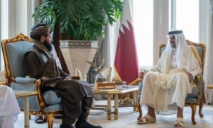 En Doha para comprar armas, el ministro de Defensa talibán afgano, mullah Yaqoob Mujahid, y el jefe de Estado Mayor del Ejército talibán se reúnen con el emir de Qatar e inspeccionan armas en la exposición de defensa DEMDEX