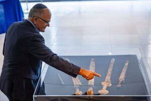 Cuatro espadas romanas de 1.900 años de antigüedad encontradas durante una excavación arqueológica en el desierto de Judea en exhibición durante una conferencia de prensa en el Instituto de Antigüedad de Israel en Jerusalén, el 6 de septiembre de 2023. Foto de Yonatan Sindel/Flash90.