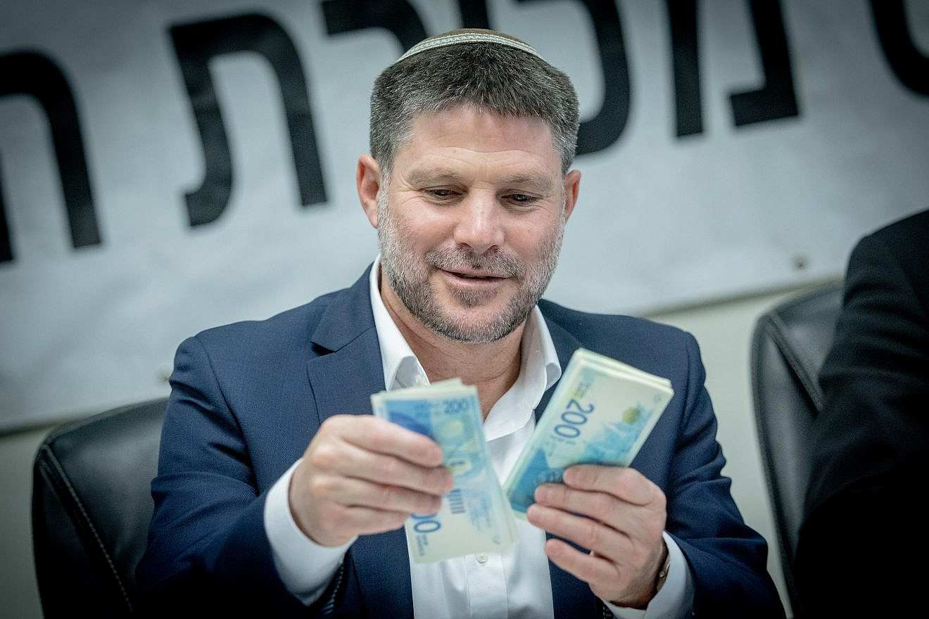 Finance Minister Bezalel Smotrich sells the state’s chametz in Jerusalem on April 21, 2024. Photo by Chaim Goldberg/Flash90.