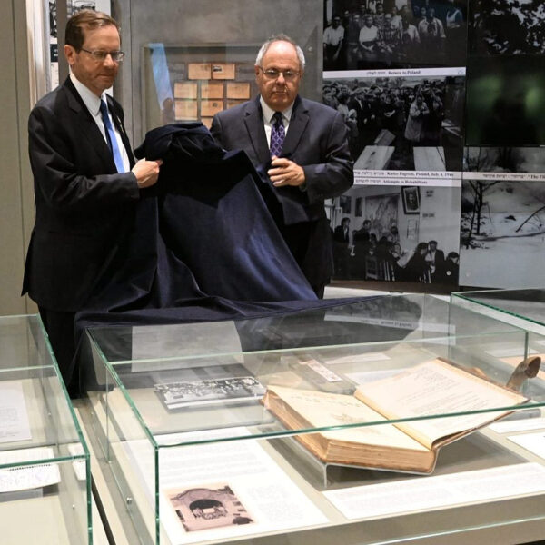 Herzog entrega a Yad Vashem volumen del Talmud que sobrevivió al Holocausto