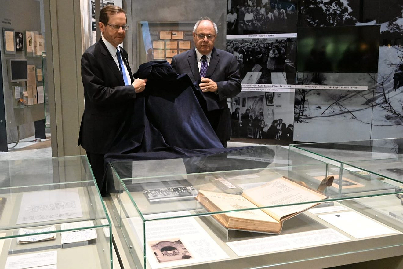 Herzog entrega a Yad Vashem volumen del Talmud que sobrevivió al Holocausto