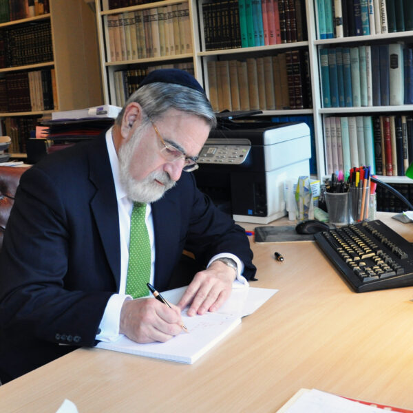 El archivo personal del rabino Lord Jonathan Sacks llega a la Biblioteca Nacional de Israel