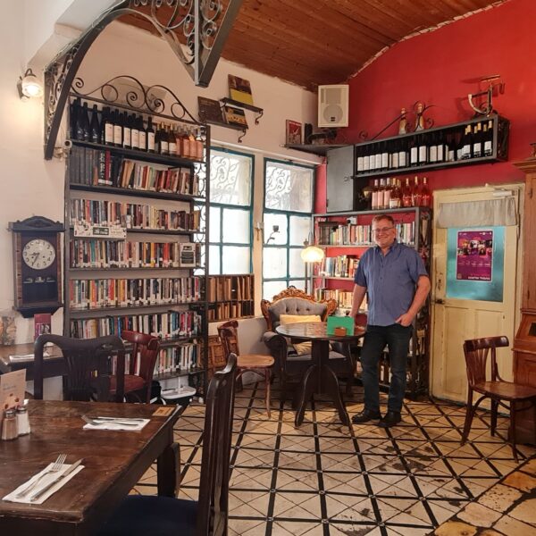 Tmol Shilshom” la conocida y querida institución cultural y cafetería de Jerusalén celebra su 30 aniversario y lanza una nueva serie de eventos culturales y nuevo Chef y menú “