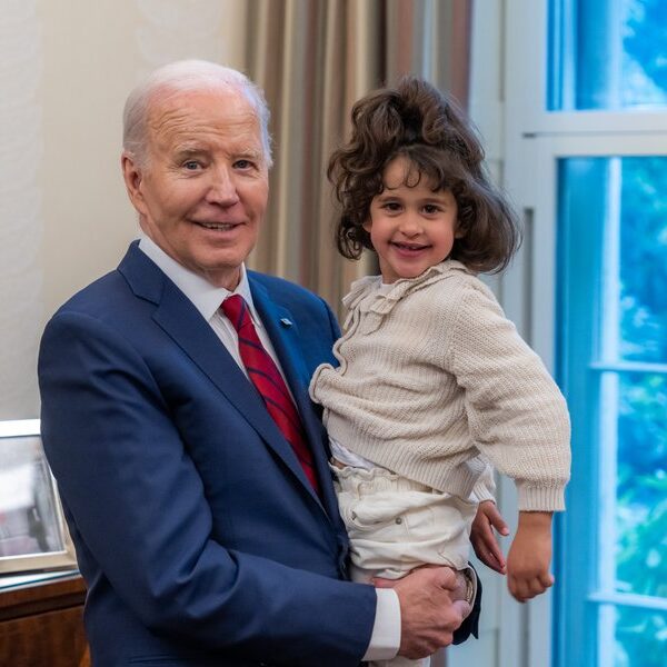 La Casa Blanca difundió una foto del encuentro de Biden con la rehén liberada Avigail Idan