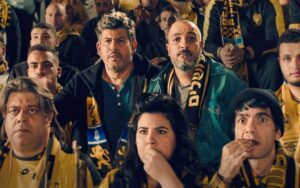 Guy Amir (izquierda) y Hanan Savyon (derecha) en un partido de fútbol del Beitar de Jerusalem en una escena de su nueva serie de Netflix "Bros" (Cortesía de Netflix)