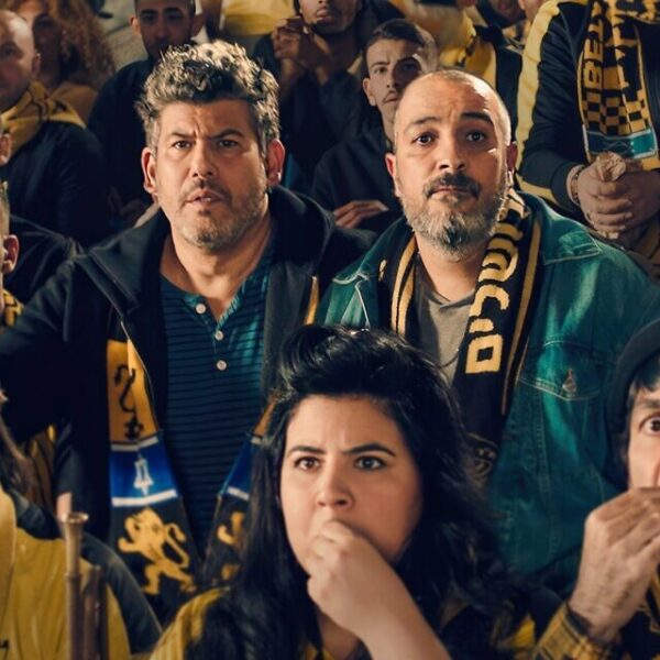 Guy Amir (izquierda) y Hanan Savyon (derecha) en un partido de fútbol del Beitar de Jerusalem en una escena de su nueva serie de Netflix "Bros" (Cortesía de Netflix)